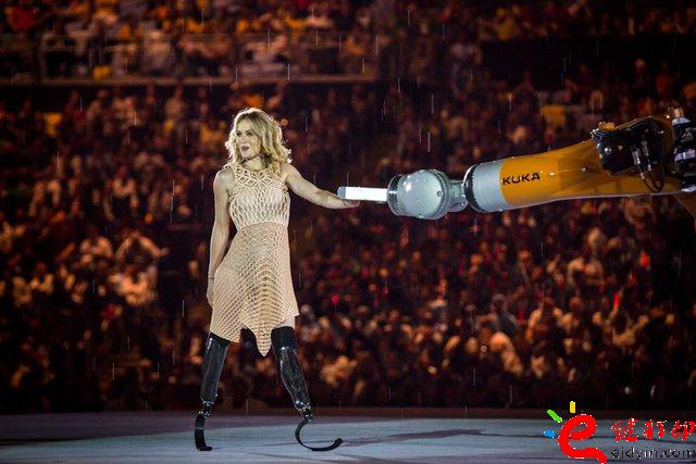 3D打印服装_残奥会开幕式之星Amy Purdy的3D打印连衣裙闪耀舞台