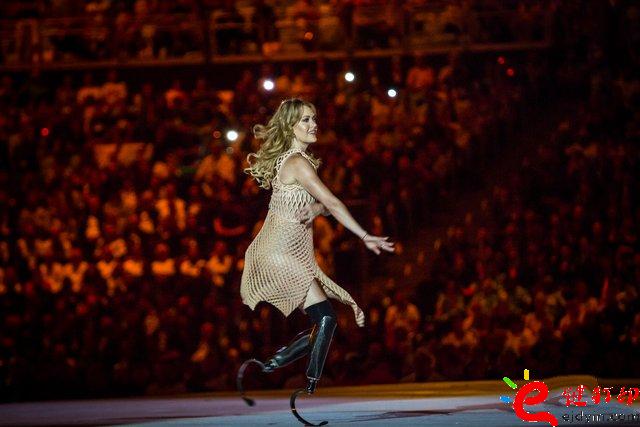 3D打印服装_残奥会开幕式之星Amy Purdy的3D打印连衣裙闪耀舞台