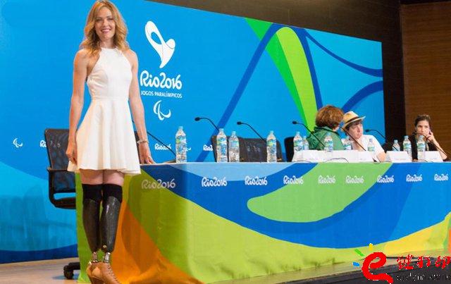 3D打印服装_残奥会开幕式之星Amy Purdy的3D打印连衣裙闪耀舞台