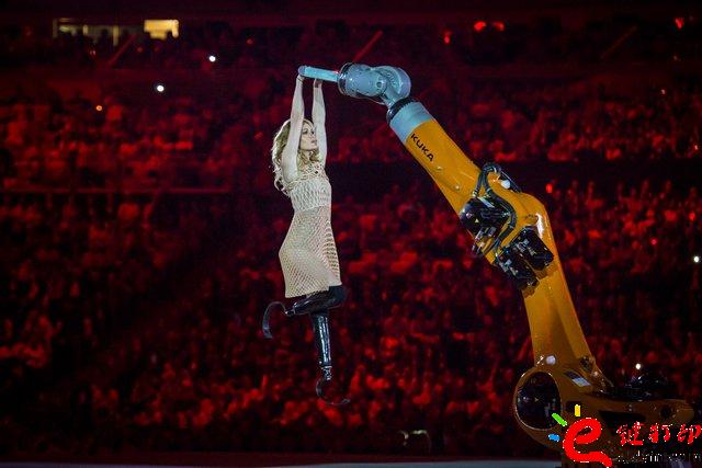 3D打印服装_残奥会开幕式之星Amy Purdy的3D打印连衣裙闪耀舞台