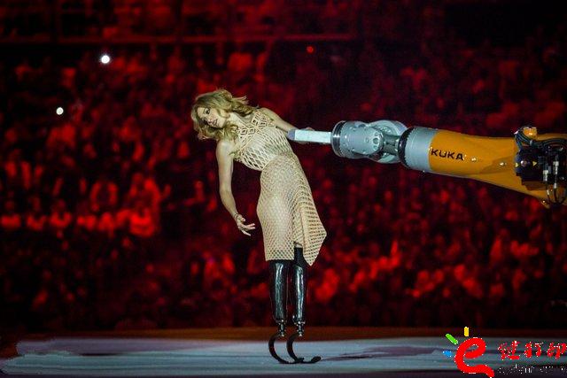 3D打印服装_残奥会开幕式之星Amy Purdy的3D打印连衣裙闪耀舞台