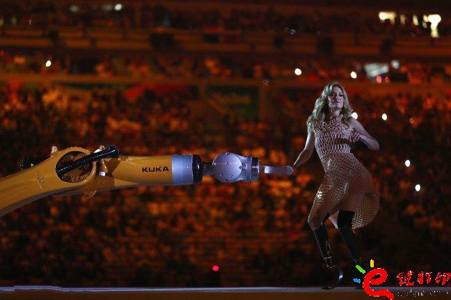 3D打印服装_残奥会开幕式之星Amy Purdy的3D打印连衣裙闪耀舞台